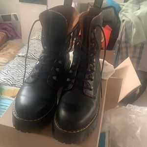 Leona Heeled Boot
DR. MARTENS